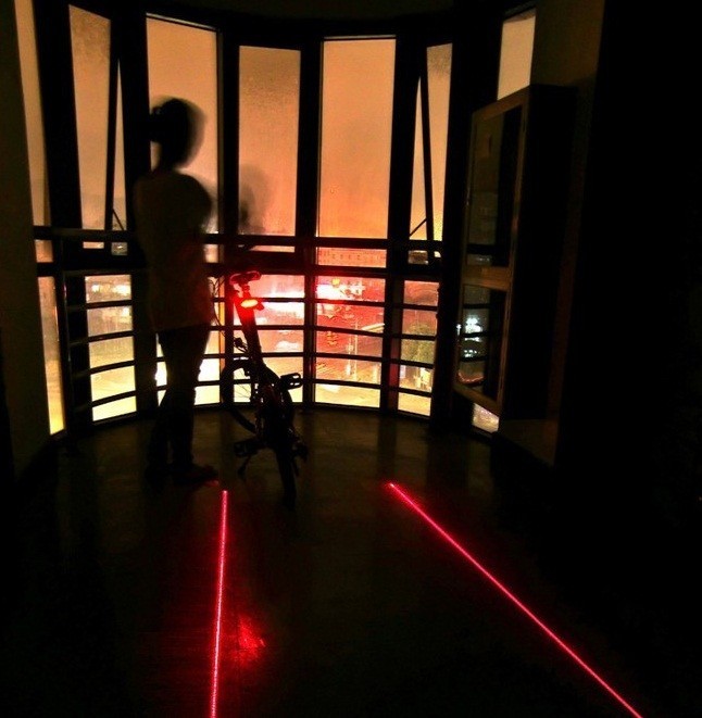 Încărcați imaginea în vizualizatorul Galerie, Lumina bicicletei, lumina bicicletei, lumina spate cu laser - Trendibo
